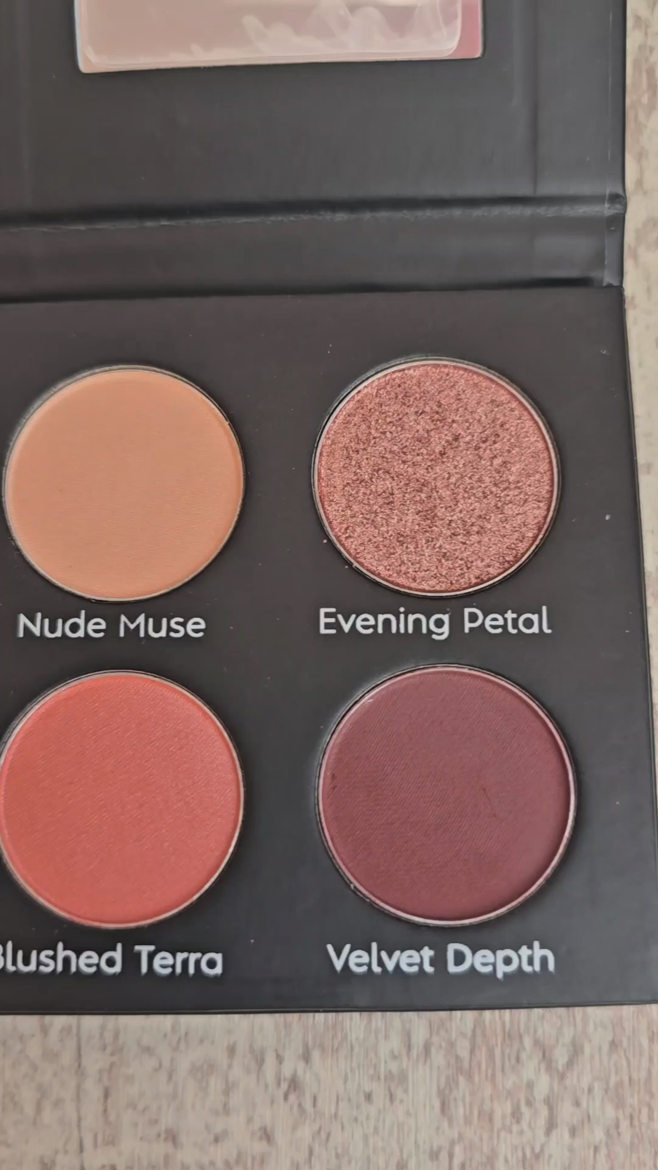 Load video: Mini Winter Eyeshadow Palette